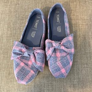 TOMS pink and blue bow shoes EUC 6.5